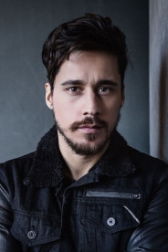 Peter Gadiot photo